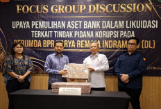 Kejari Serahkan Rp2,7 Miliar Hasil Sita Lelang BPR KRI ke LPS
