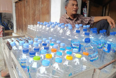 Penjual Botol Kosong di Kawasan Wisata Religi Desa Trusmi Wetan Bertahan di Tengah Penurunan Pembeli