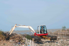 Baru Satu Tahun Muara Cipadu Dikeruk Lagi, Sampah Padat dan Menggunung