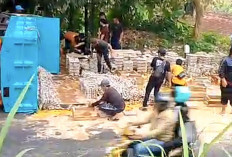 Nyalip, Truk Bermuatan Telur Tabrak Motor dan Terguling