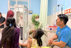 Siti Farida Jenguk Siswa yang Masih Dirawat, Pastikan Semua Korban Ditangani dengan Baik