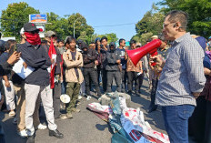 Massa Desak Kaji Ulang Besaran Tunjangan DPRD