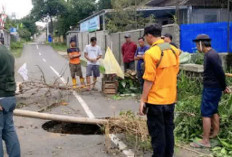 Sinkhole Muncul di Tengah Jalan, Akses Ciawigebang-Cihaur Ditutup Sementara