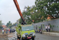 Normalisasi Sungai Sukalila Terkendala Minim Armada, Pemkot Cirebon Kirim Dump Truck Tambahan