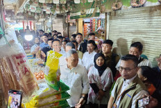 Zulhas Blusukan ke Pasar Jagasatru Cirebon, Sempat Bagi Beras dan Minyak