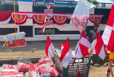 Pedagang Bendera di Cirebon Keluhkan Penjualan Lesu Jelang HUT RI ke-81