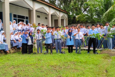 Peduli Lingkungan, Sekolah Berbasis Pesantren SMK Plus Al-Hilal Tanam Pohon dan Toga