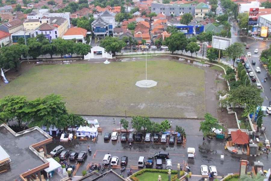 Kecam Penggembokan Alun-alun