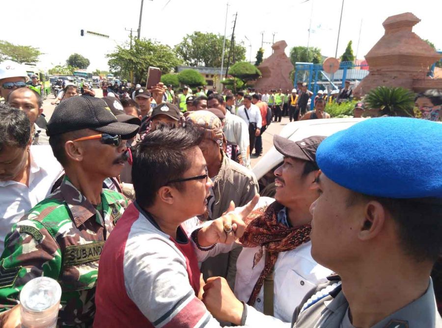 Demo Penutupan PLTU Berujung Ricuh