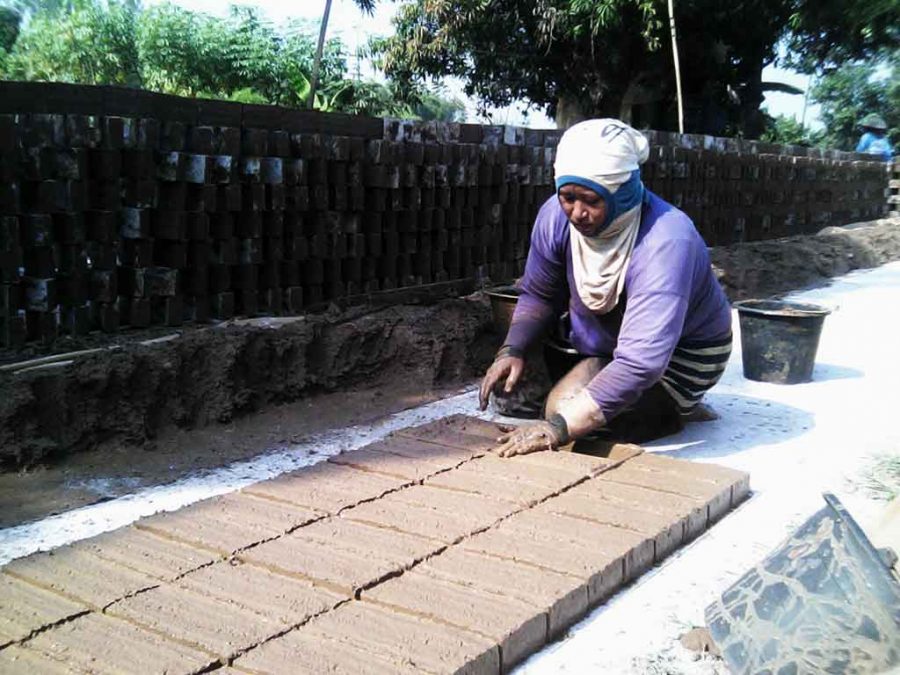 Produksi Bata Merah Tradisional Masih Bertahan