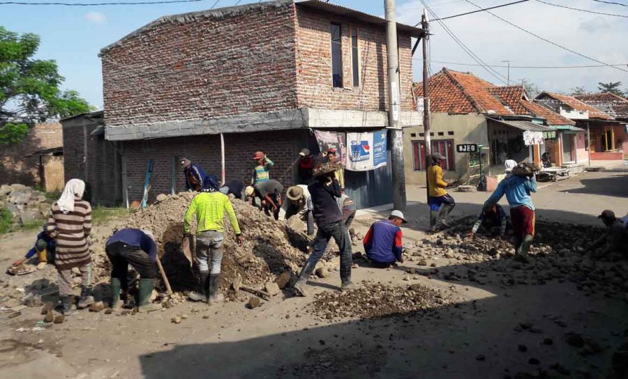 Warga Kanci Kulon Protes Proyek Perbaikan Jalan