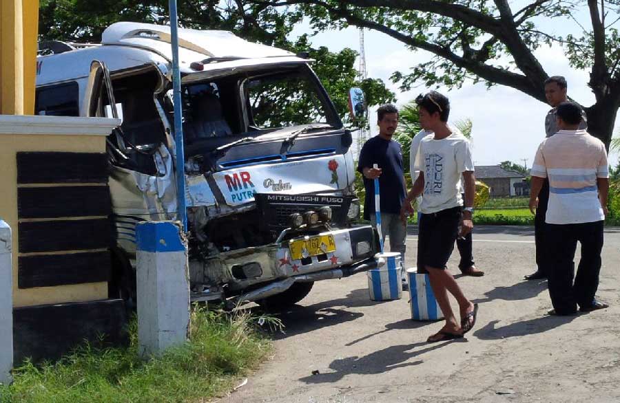 Diseruduk, Mobil Rombongan Wisata Hantam Pos Polisi