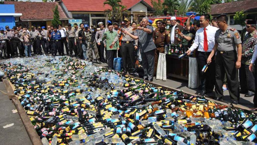 Ribuan Botol Miras Dimusnahkan