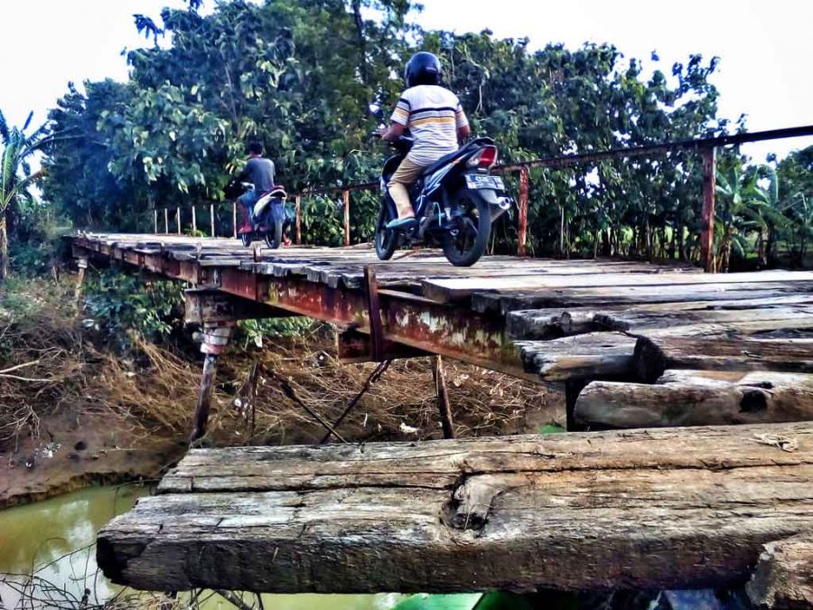 Jembatan Penghubung Dua Desa Rusak Parah