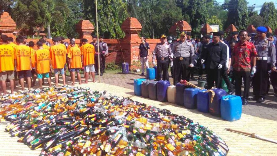 Polres Cirebon Musnahkan Ribuan Botol Miras