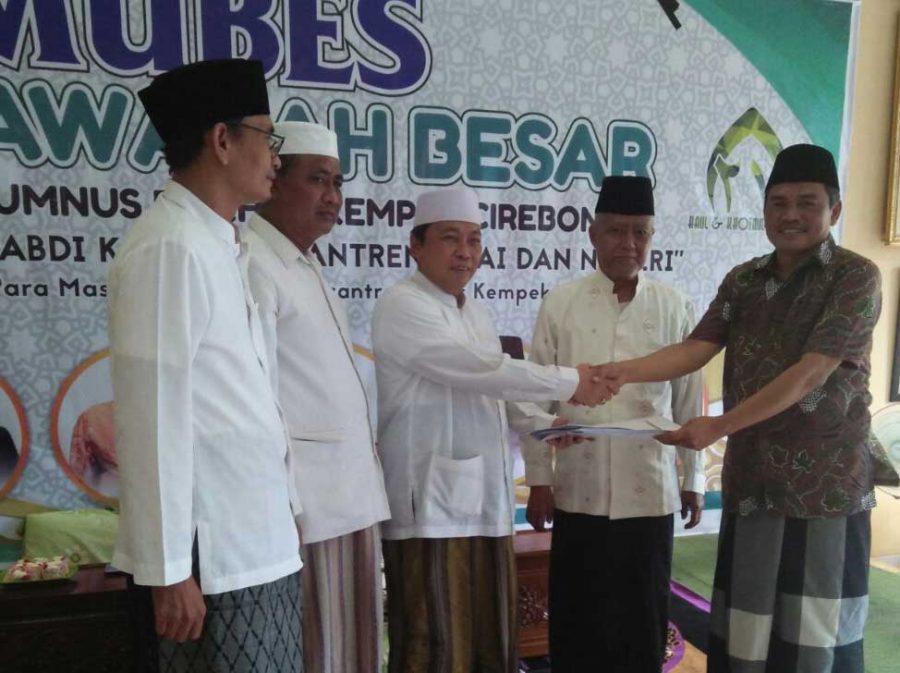 Satori Serahkan Bantuan untuk Pesantren