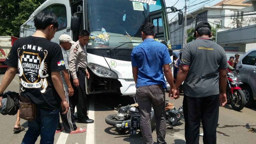 Masuk Kolong Bus, Dua  Warga Pegambiran Tewas