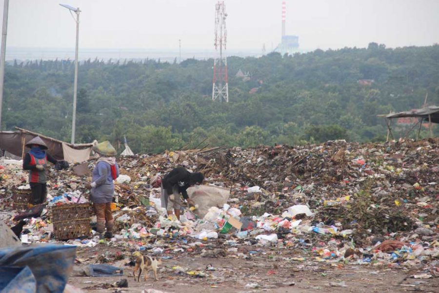Sampah Menggunung di  Bagian Tengah TPA Kopiluhur