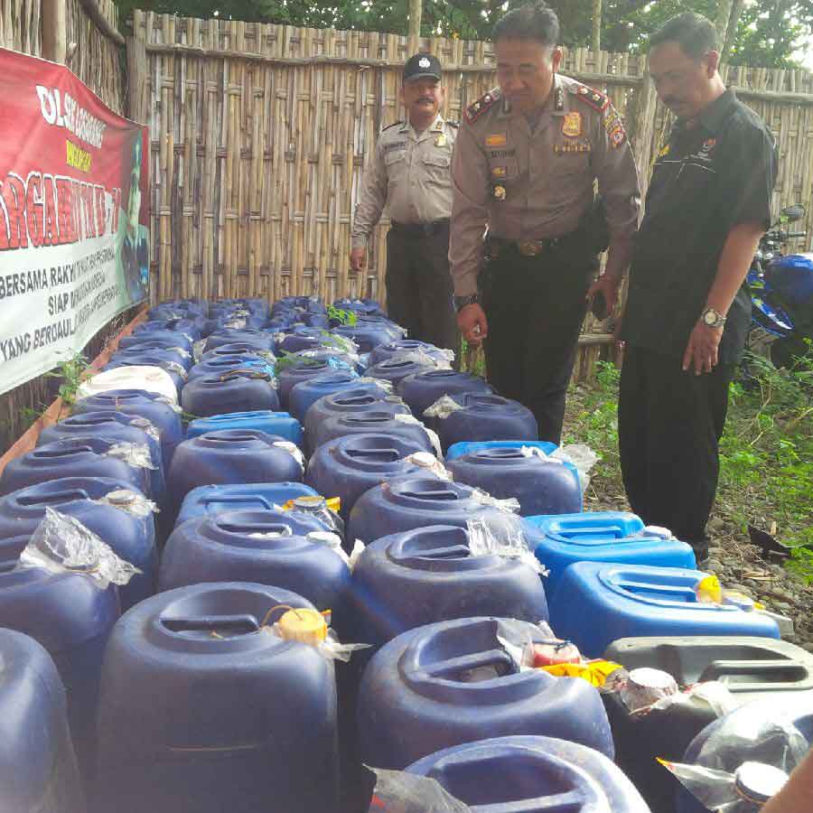 Polisi Sita Ratusan Liter Tuak