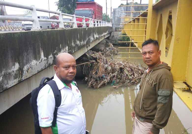 Warga di Dua RW Keluhkan Sampah di Kali Kriyan