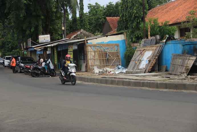 Pedagang Mulai Bongkar Warung