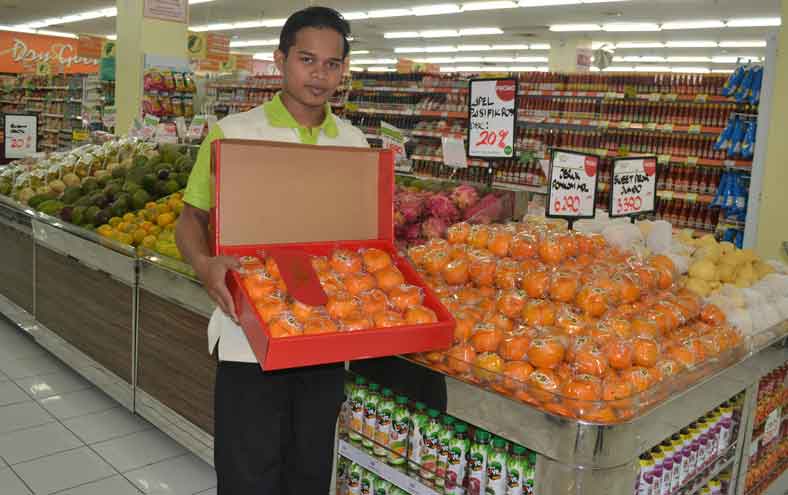 Jelang Imlek, Jeruk Impor Laris Manis