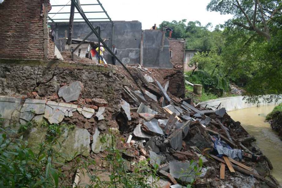 Bangunan Cuci Mobil di  Bantaran sungai Ambruk