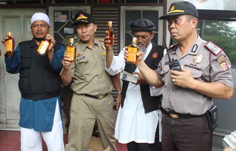 Petugas Gabungan Amankan Ribuan Botol Miras