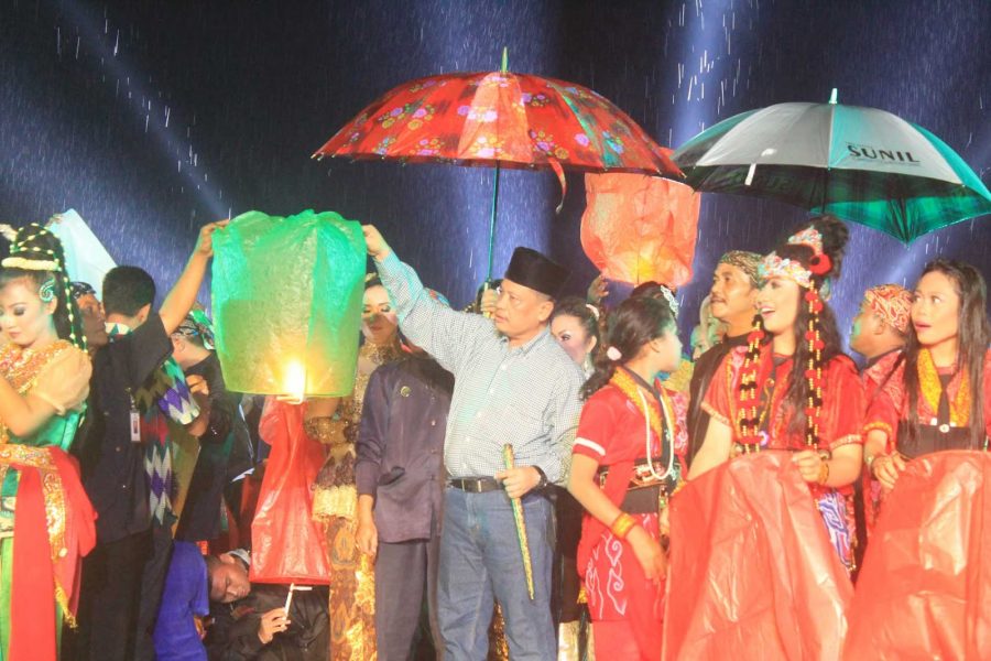 Malam Tahun Baru, Goa Sunyaragi  Terbangkan 1.001 Lampion