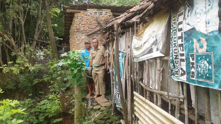 Tergerus Air Sungai, Rumah Warga Terancam Ambruk