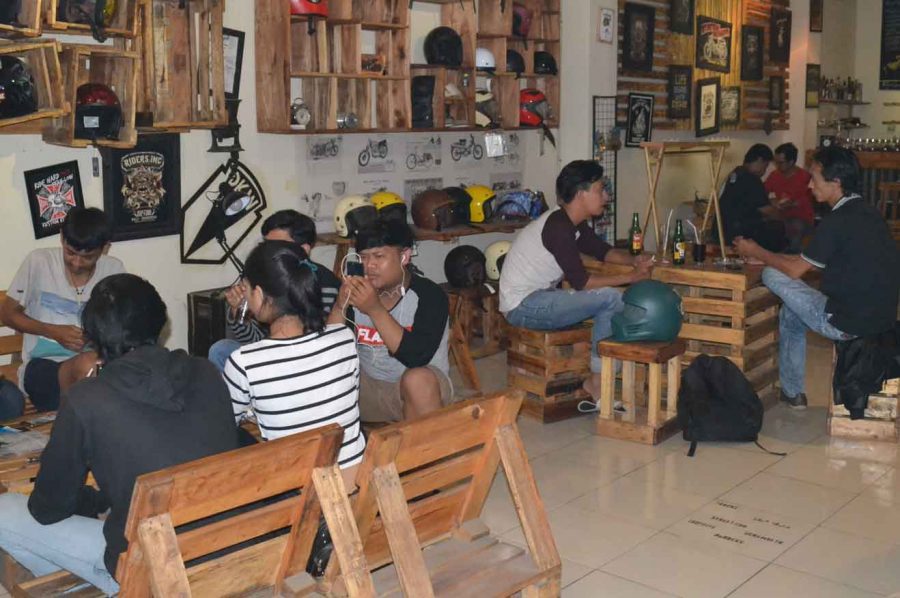 Menikmati Secangkir Kopi di ‘Markas’ Bikers