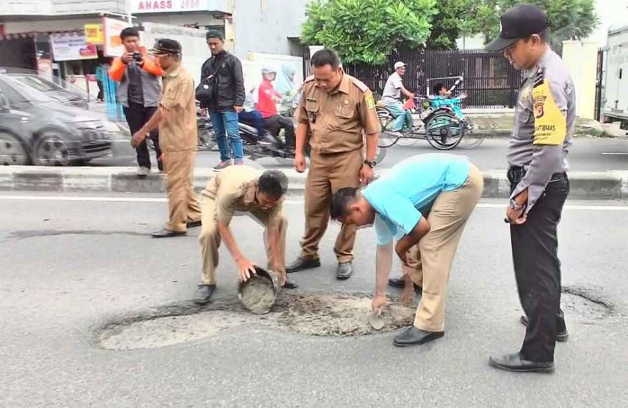 Jalan Berlubang Makin Memprihatinkan