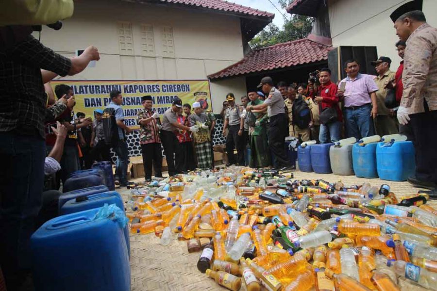 Operasi Dua Pekan, Ratusan Liter Miras Dimusnahkan