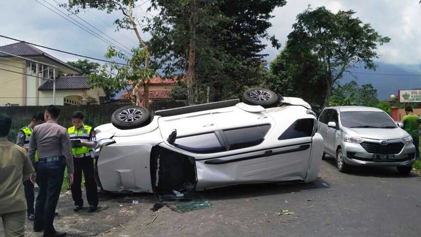 Bocah SMP Bawa Mobil Fortuner Tabrak Kijang Inova