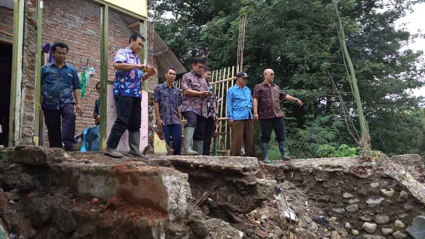 Lima Rumah Roboh Diterjang Banjir