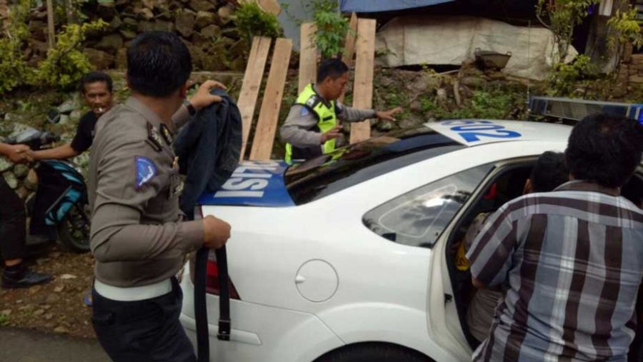 Sedang Asyik Cuci Mobil, Kaget Disergap Polisi