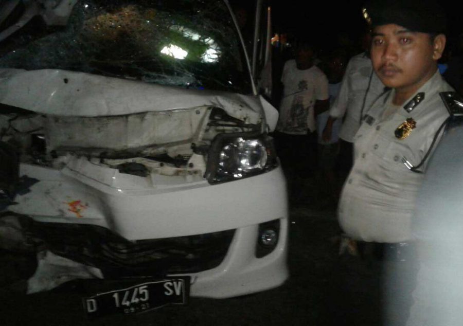 Hindari Lubang, Minibus Seruduk Dua Pemotor hingga Tewas