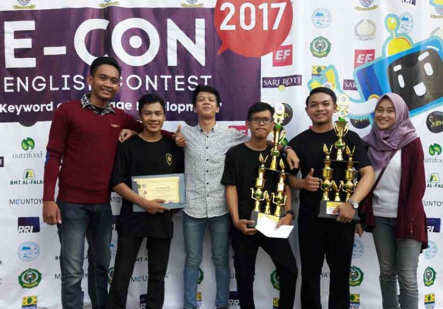 UKM English Debating Society Uniku Borong Piala E’Con