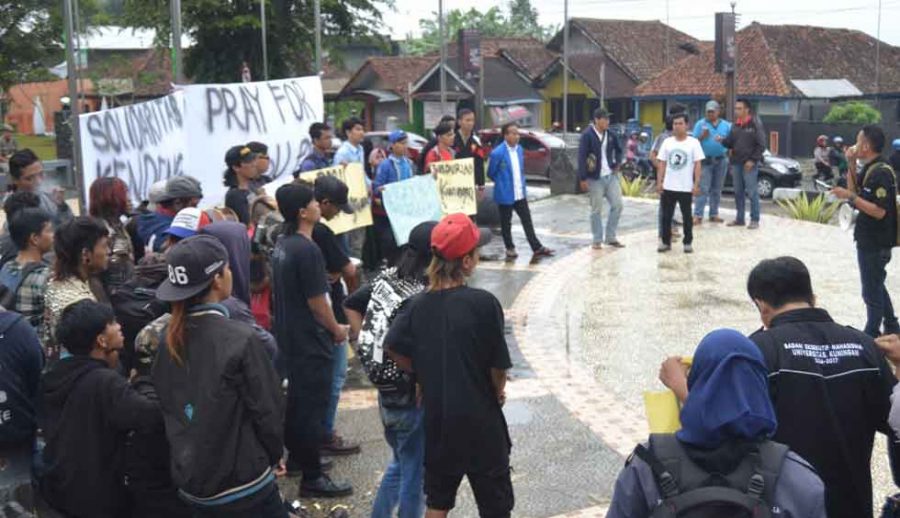 Puluhan Aktivis Demo di Bundaran Cijoho
