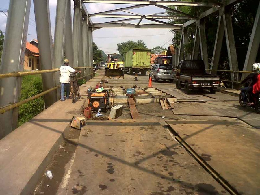 Pengendara Diminta Hati-hati Melintas Jembatan Cisambeng