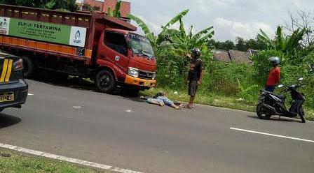 Dua Pengendara Motor Bersenggolan Masuk Kolong Truk