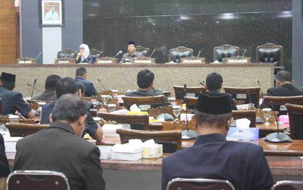 Ketua DPRD Pimpin Rapat Sendirian, Staf Dewan: Jadwal Molor Mas