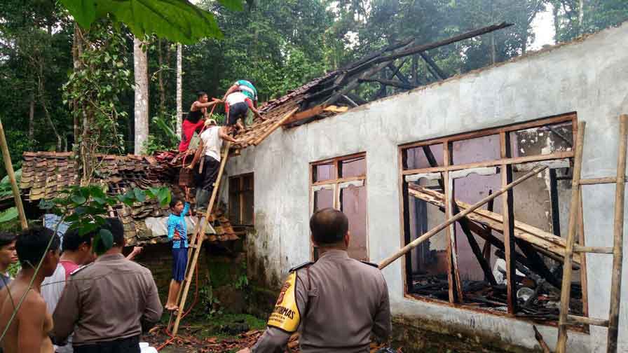 Ditinggal ke Sawah, Rumah Warga Padaherang Ludes Terbakar