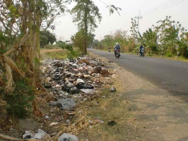 Warga Terpaksa Buang Sampah di Ruas Jalan Jatitujuh