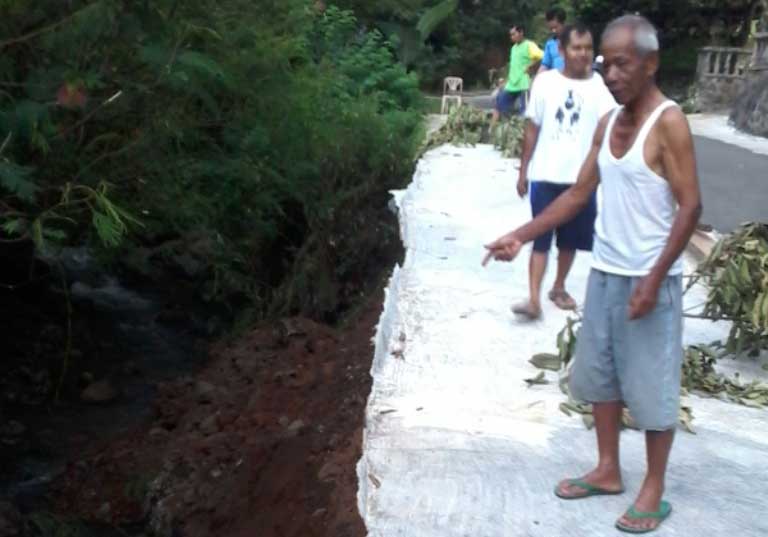 Senderan Jalan di Lengkong Wetan Longsor, Desa Padaherang Terancam Terisolasi
