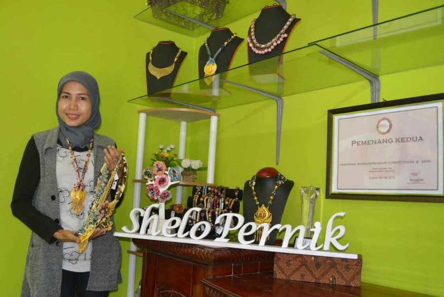 Shelo Pernik Kembangkan Aksesoris Batik