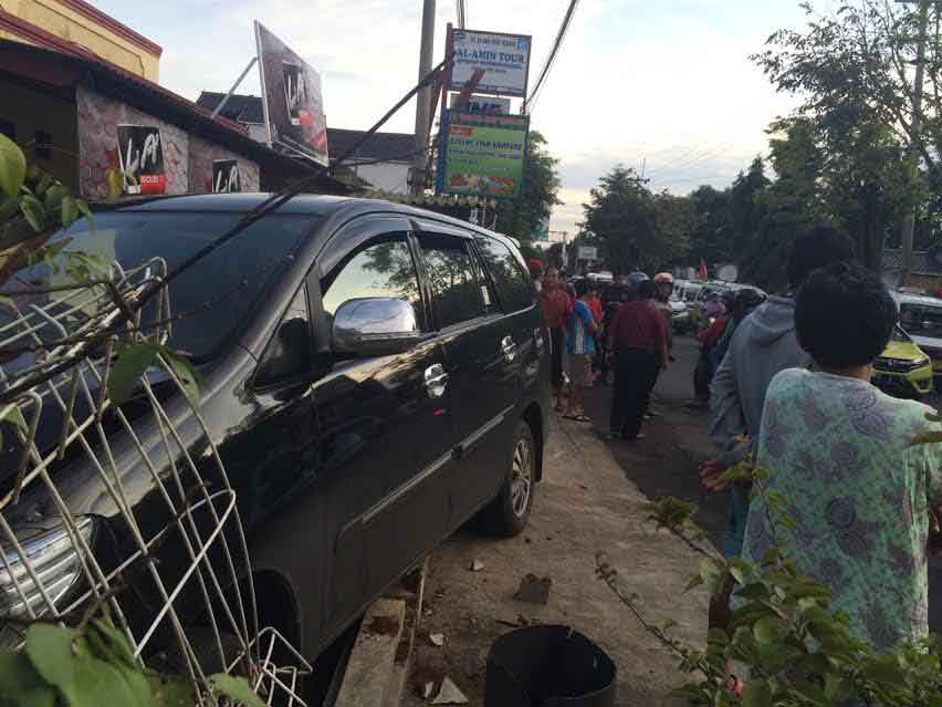 Minibus Tabrak Warung Serabi, Seorang Pembeli Tersiram Minyak Panas