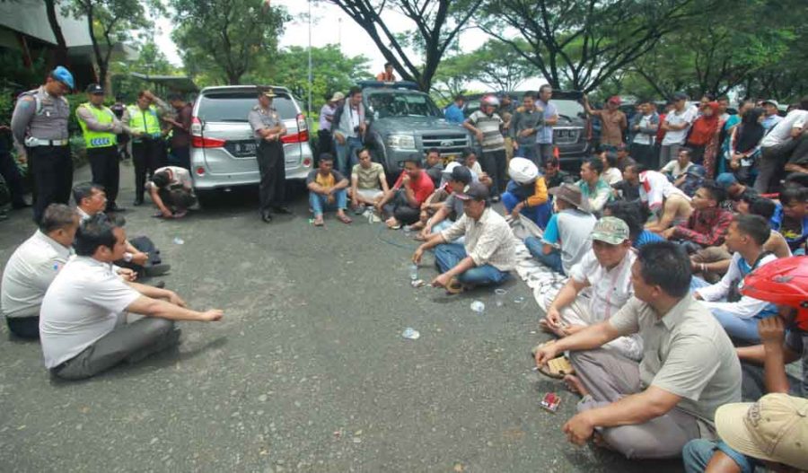 Warga Tiga  Desa Duduki Kantor Tol Pejagan