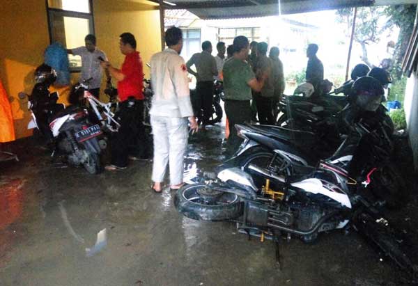 Sambil Bawa Kapak, Pri Tua Rusak Kendaraan di Kantor BPBD