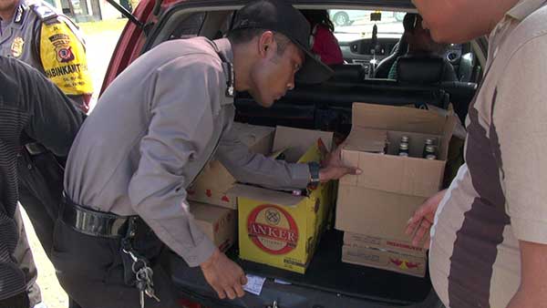 Curiga Minibus Angkut Massa ke Jakarta, Saat Dibongkar Isinya Ratusan Botol Miras